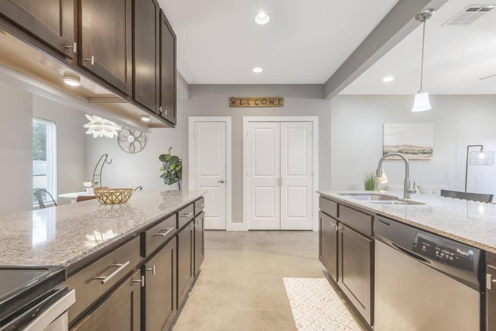Cozy 2 Bed Townhome Near The Hospital Lafayette Εξωτερικό φωτογραφία