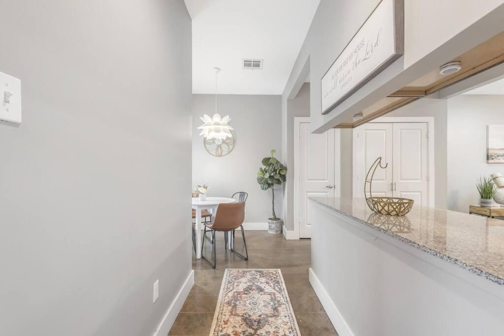 Cozy 2 Bed Townhome Near The Hospital Lafayette Εξωτερικό φωτογραφία