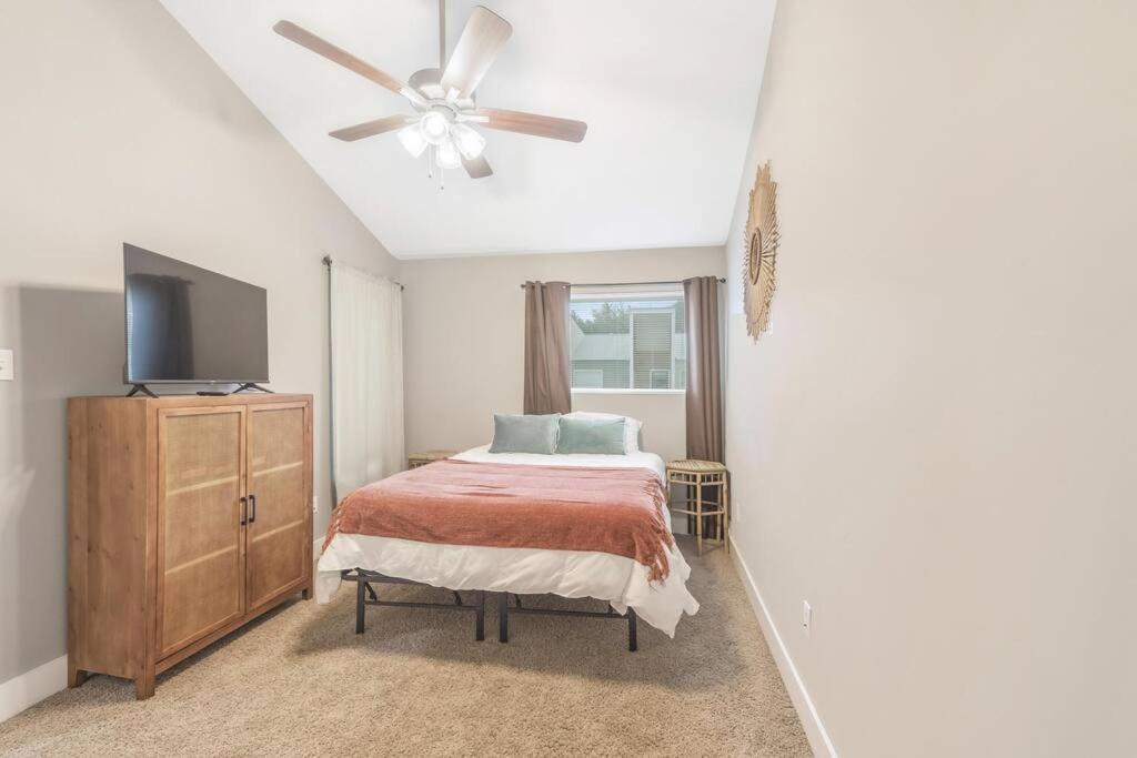 Cozy 2 Bed Townhome Near The Hospital Lafayette Εξωτερικό φωτογραφία