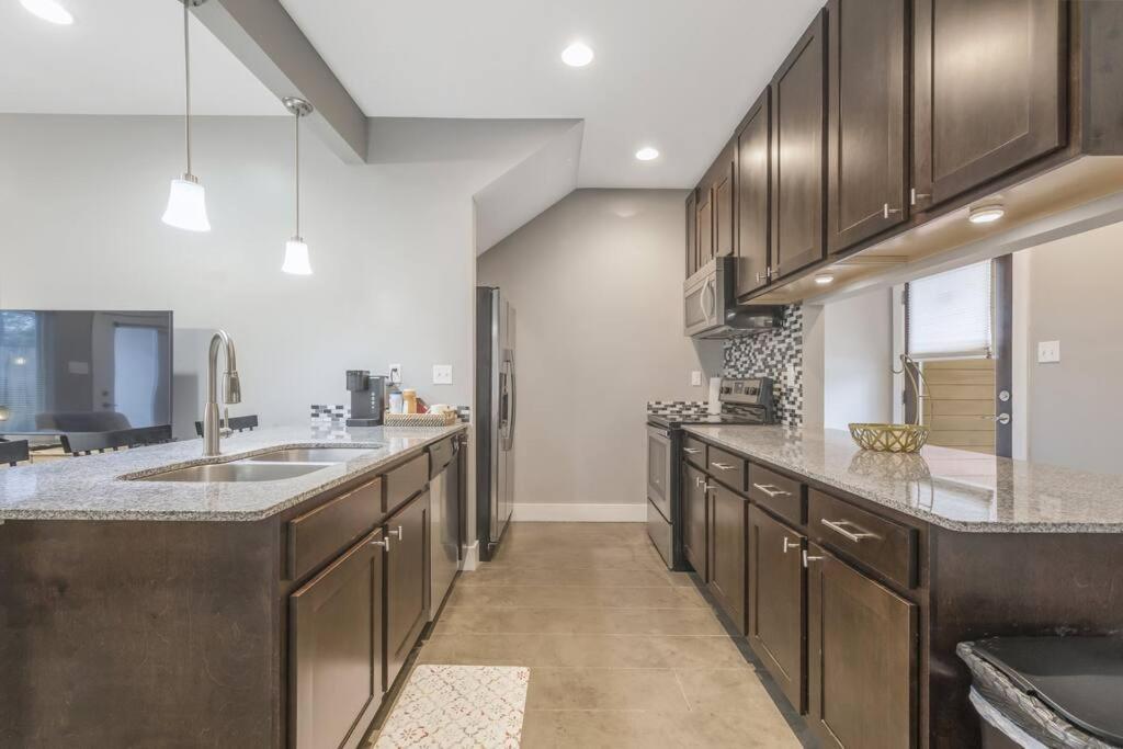 Cozy 2 Bed Townhome Near The Hospital Lafayette Εξωτερικό φωτογραφία